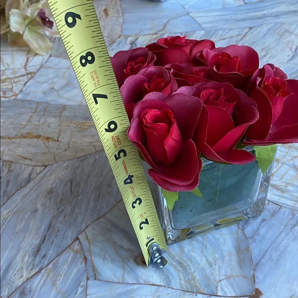 Red Silk Rose‎ Artificial Floral Arrangement in Square Glass Vase Cube Decor